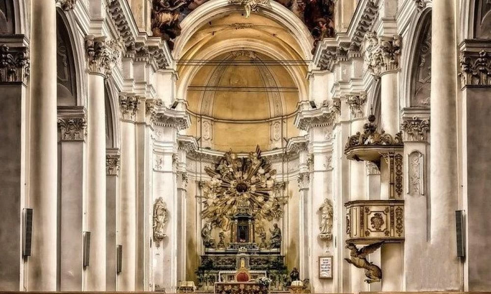 Ιταλία: Ιερέας εξομολογήθηκε τον έρωτα του και κρέμασε το ράσο